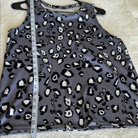 Black and White Sleeveless Animal Print Tank Top Size Medium - Picture 8 of 8